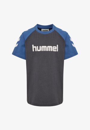 Grå t-shirt med blå raglanærmer, prydet med et fremtrædende hvidt "hummel" logo på forsiden. Blødt bomuldsstof med en afslappet pasform.