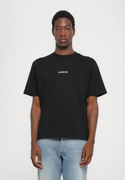 Sort bomulds T-shirt med korte ærmer, der har et hvidt "LARDINI" logo på brystet, rund halsudskæring og afslappet pasform.