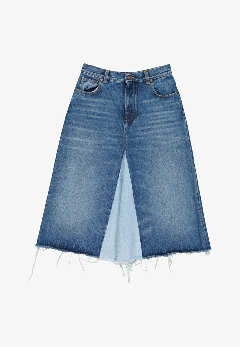Jupe en denim avec une fente à l'avant laissant apparaître un tissu plus clair dessous et des bords d'ourlet effilochés sur fond blanc.