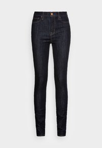 Jeans skinny de mezclilla azul oscuro con una cintura de talle medio, costuras sutiles y herrajes de cobre, que presentan una textura suave y una silueta ajustada.