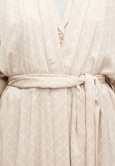 Ελαφρύ μπεζ μανδύα με σχέδιο σταυρωσιών, μαλακό υφασμάτινο υλικό, ζωνάκι στη μέση και κλείσιμο με ένα μόνο κουμπί.