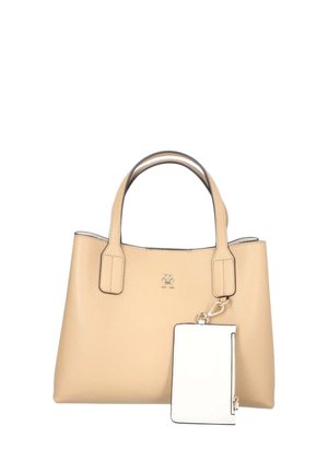 Borsa a mano in pelle beige con doppi manici e una piccola pochette bianca rimovibile attaccata a un manico, sfondo semplice.