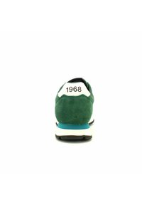 Scarpa sportiva verde in suede con un tallone bianco e la scritta "1968" stampata. Presenta una suola intermedia teal e bianca; punta arrotondata e tomaia testurizzata.