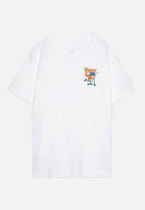 Camiseta blanca de manga corta con un gráfico de dibujos animados colorido que presenta un personaje montando un patinete y el logotipo de Nike.