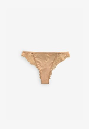 Nude satin g-string med blonder trim ved talje og benåbninger. Har bølgede kanter og en glat tekstur.