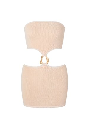 Strapless beige gebreide minidress met een uitgesneden voorzijde verbonden door twee abstracte ringen in goudkleur.