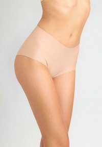 Jasnobeżowe bezszwowe hipsterki wykonane z gładkiego, rozciągliwego materiału. Pas jest nisko wycięty, zapewniając pełne zasłonięcie po bokach i z tyłu.