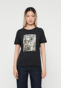 Zwarte t-shirt van katoen met korte mouwen, voorzien van een rechthoekig gouden pailletten ontwerp van een luipaard aan de voorkant.