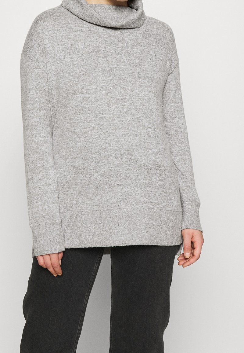 Grauer Pullover mit Kapuze, langen Ärmeln, gerippten Bündchen und lockerer Passform. Sanfte Textur mit einem subtilen gefleckten Muster.