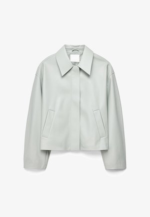 Lysegrå cropped læderjakke med bred krave, skjult lukning foran og skrå sidelommer, lagt fladt på en hvid baggrund.