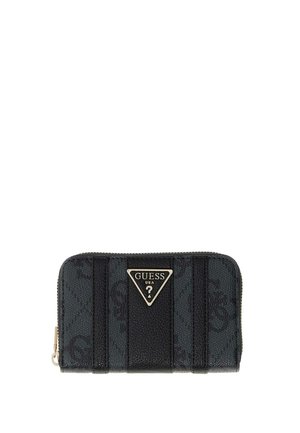 Zwarte Guess portemonnee met rits rondom, voorzien van gestructureerde panelen en een metalen driehoekig logoplacaat aan de voorkant, geïsoleerd op een witte achtergrond.