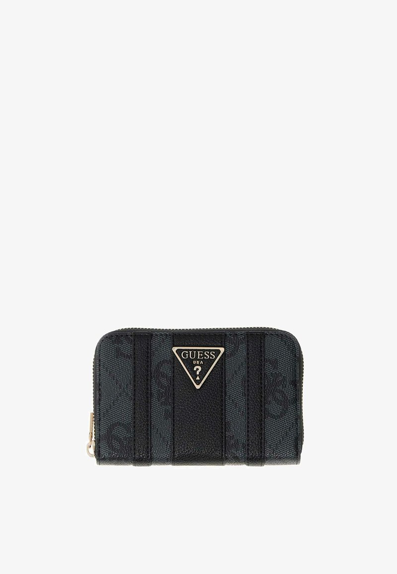 Portefeuille zippé noir Guess avec panneaux texturés et plaque logo triangulaire métallique sur le devant, isolé sur fond blanc.