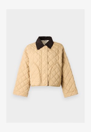 Veste matelassée beige avec col en velours côtelé marron foncé, fermeture à boutons-pression sur le devant et détails de coutures courbes sur les poches avant.