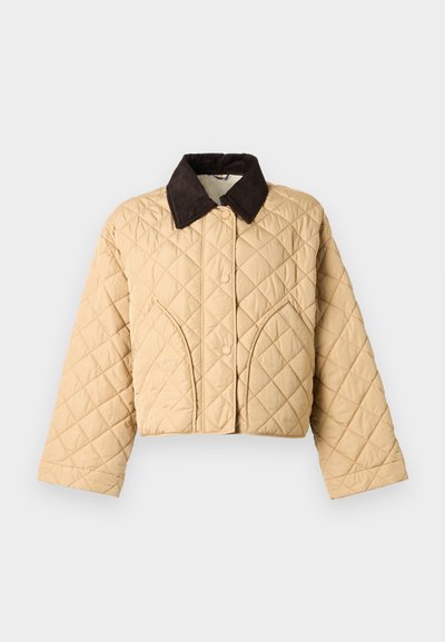 Μπεζ μπουφάν με καπιτονέ σχέδιο, γιακά από σκουρό καφέ κορντόρι, κούμπωμα με πιεστικά κουμπιά και καμπυλωτές ραφές στα μπροστινά τσέπες.