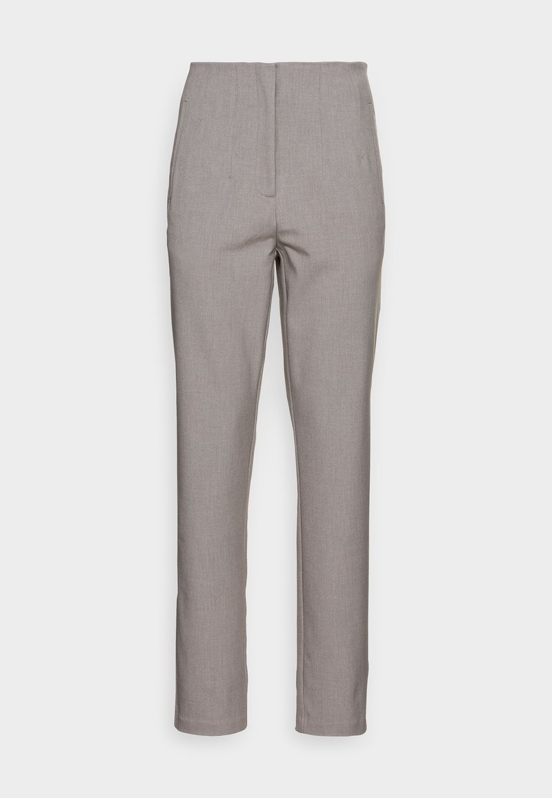 Pantalon droit gris clair sur mesure avec une taille haute et une fermeture avant dissimulée, présenté sur un fond blanc uni.