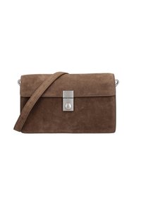 Bruine suede schoudertas met een magnetische drukknoopsluiting, vierkante zilveren hardware en een enkele verstelbare strap. Gladde textuur met strakke lijnen.