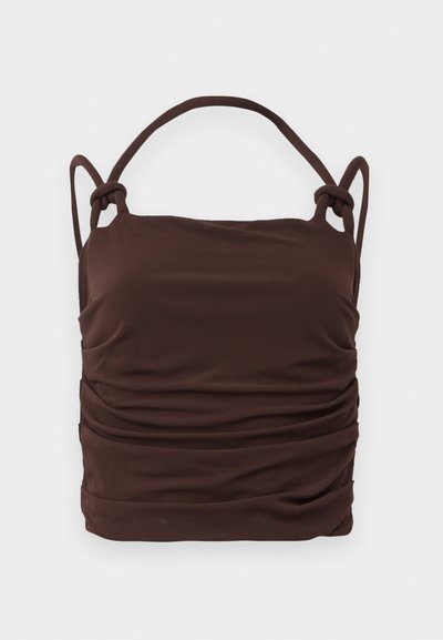Haut en tissu froncé marron avec des bretelles nouées ajustables, présentant une texture lisse et une forme rectangulaire. Pas de matériel ni de motifs visibles.