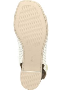 Chaussure tissée blanche avec une tige en tissu texturé, une semelle beige et un design à enfiler. Présente un talon bas et des détails de couture subtils.