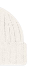 Biały, dziergany czapka z prążkowanym wzorem, z podwiniętym mankietem. Miękka w dotyku i zaokrąglona na szczycie.