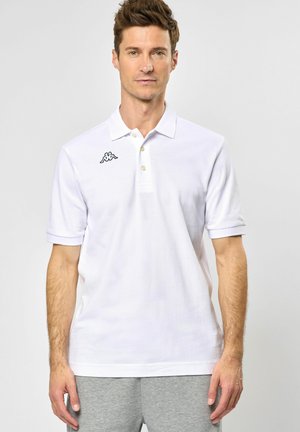 Witte polo shirt van katoen, met een klassieke kraag, een drie-knopen knoopsluiting en een zwart logo aan de linkerzijde. Korte mouwen.