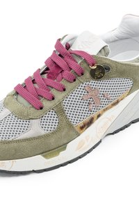Sneaker verde in suede e mesh con lacci rosa, caratterizzata da un pannello laterale testurizzato e dettagli a logo stampato sulla linguetta e sulla suola.