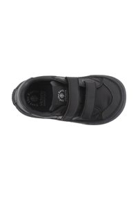 Scarpa per bambini nera con tomaia in pelle liscia, due cinturini in Velcro e punta rotonda. Suola in gomma strutturata con profilo basso.