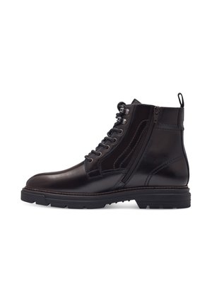 Botte de cheville en cuir noir avec un bout arrondi, un laçage à l'avant, une fermeture éclair sur le côté et une semelle en caoutchouc épaisse. Texture lisse avec des détails de couture minimaux.