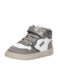Metallisch grijze en witte sneaker met een klittenbandsluiting, textuurafwerking, ronde neus en een rubberen zool. Heeft decoratieve stiksels en een logo.