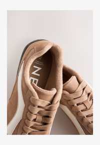 Nepasirinkta, camel suede