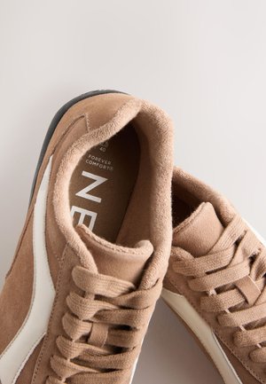 Next, REGULAR FIT - Sneakers basse - camel suede