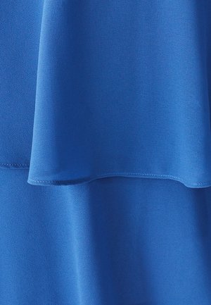 Lecinošs zils šifona audums ar gludu tekstūru, kārtainu dizainu ar mīkstu drapējumu un apdarinātām malām. Bagāta, dzīvīga zilas krāsas nokrāsa.