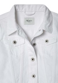 Balti džinsinis švarkas su smailiu apykakle, dviem krūtinės kišenėmis su snapelių užsegimu ir sidabriniais mygtukais. Matomas Pepe Jeans logotipo etiketė.