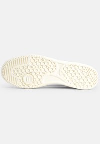 Weißer Schuhsohlen mit einem texturierten hexagonalen Muster, das horizontale Streifen und einen kreisförmigen Akzent an der Ferse aufweist. Glatte Oberfläche.