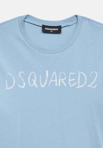 Ανοιχτό μπλε T-shirt με στρογγυλή λαιμόκοψη, λευκό κείμενο "DSQUARED2" σε στυλ χειρόγραφου και μαύρη ετικέτα με μέγεθος 12Y.