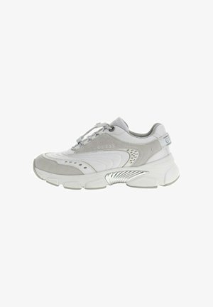 Sneaker GUESS bianca e grigio chiaro con chiusura frontale con lacci, tessuti in mesh e suede, e suola spessa con accento argentato metallico sul lato.