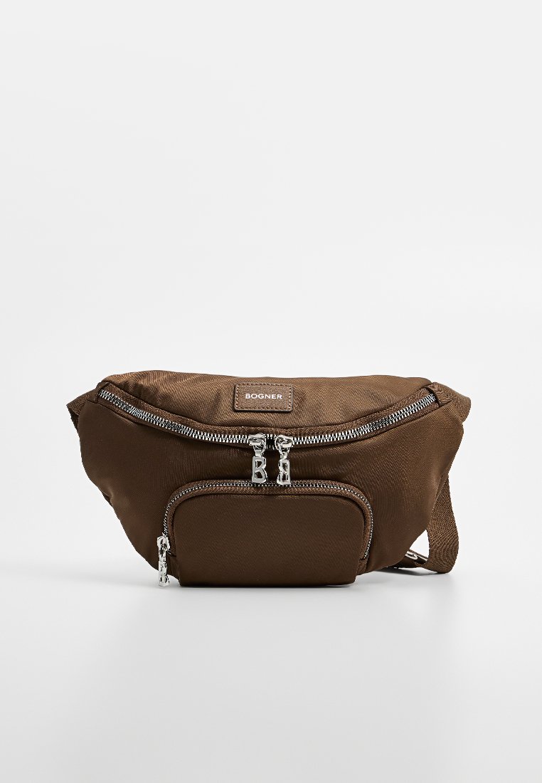 Brauner Stoff-Taillensack mit silbernen Reißverschlüssen, einer Vordertasche und einer strukturierten Oberfläche. Verfügt über ein Markenlogo-Patch auf der Vorderseite.