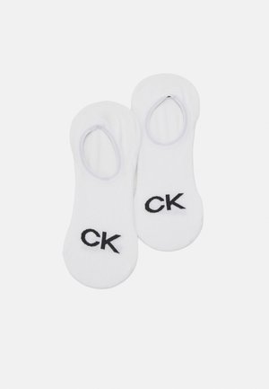 Weiße Baumwollno-show-Socken mit elastischen Öffnungen und schwarzem, besticktem "CK"-Logo an der Seite. Weicher Stoff und niedrige Schnittform.