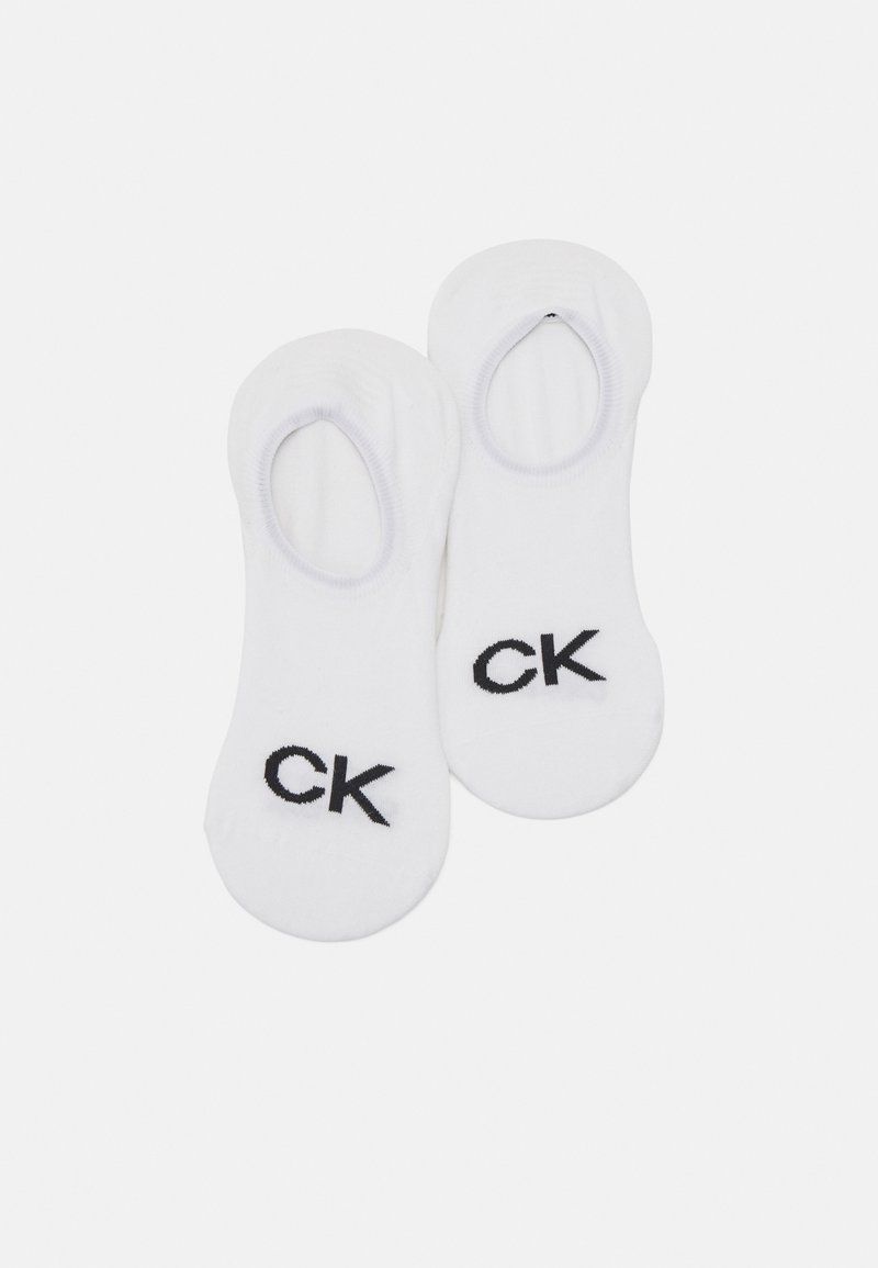 Bijele pamučne čarape bez prvog dela s elastičnim otvaranjem i crnim "CK" logotipom izvezenim sa strane. Meka tekstura i dizajn niskog kroja.
