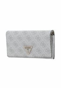 Portefeuille gris en matière texturée avec un motif répétitif de logos, un accent métallique triangulaire et un design à rabat.