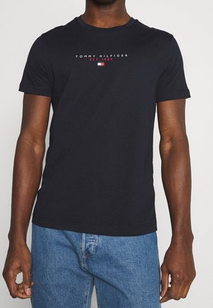 Navyblauwe katoenen t-shirt met korte mouwen, met een wit en rood "TOMMY HILFIGER EST. 1985" logo op de borst. Klassieke ronde hals.
