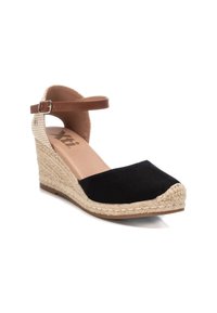 Scarpa con tacco a cuneo in suede nero con suola in corda di espadrilles. Presenta un cinturino alla caviglia marrone con fibbia e un dettaglio a quadretti beige.