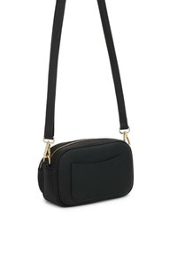 Geantă crossbody neagră, realizată dintr-un material faux leather texturat, având închidere cu fermoar, curea ajustabilă și buzunar frontal cu închidere prin alunecare, dotat cu accesorii de culoare aurie.