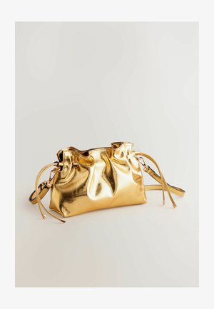 Metallisch goldene Handtasche mit einem gerafften, strukturierten Design. Verfügt über zwei Kordeln und einen glatten Ledertragegurt.