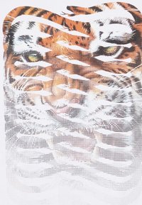 T-shirt con il volto di una tigre dai vivaci colori arancioni e bianchi, su uno sfondo testurizzato e leggermente puntinato.