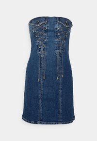 Robe bustier en jean avec une coupe ajustée, présentant des détails à lacets sur le devant et des accents métalliques. Couleur bleu foncé et texture lisse.