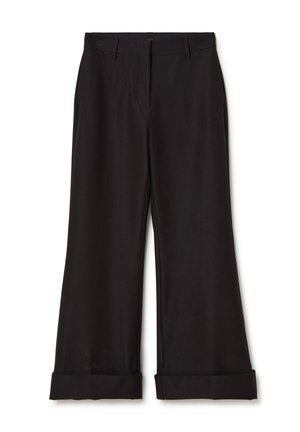 Schwarze weite Hosen mit glatter Textur, die einen taillierten Bund, Vorderfalten und genähte Säume aufweisen.