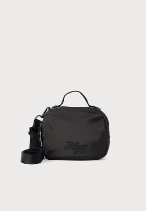 Borsa a tracolla nera in nylon con chiusura a zip, manico superiore, tracolla regolabile e logo del marchio in rilievo sulla parte anteriore. Texture liscia.