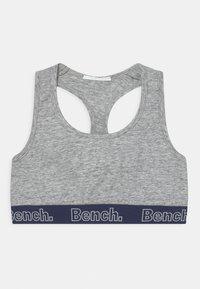 Grå sports-BH med racerback-design, laget av mykt stoff. Har en marineblå bånd nederst med gjentatt tekst "Bench."