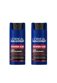 Deux contenants bleus de la crème hydratante Power Age de L'Oréal Men Expert, avec des pompes noires et des accents rouges et noirs sur les étiquettes.