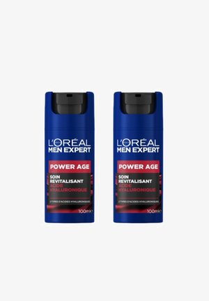 Deux contenants bleus de la crème hydratante Power Age de L'Oréal Men Expert, avec des pompes noires et des accents rouges et noirs sur les étiquettes.